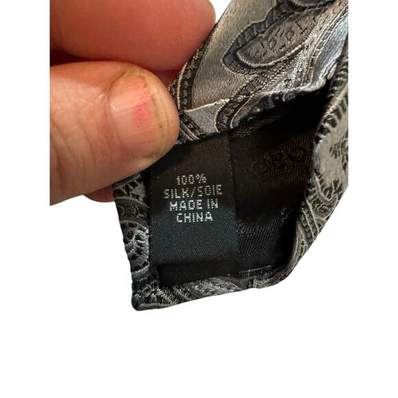Geoffrey Been Paisley Grey Silver Long Necktie 100% Silk - Picture 6 of 7